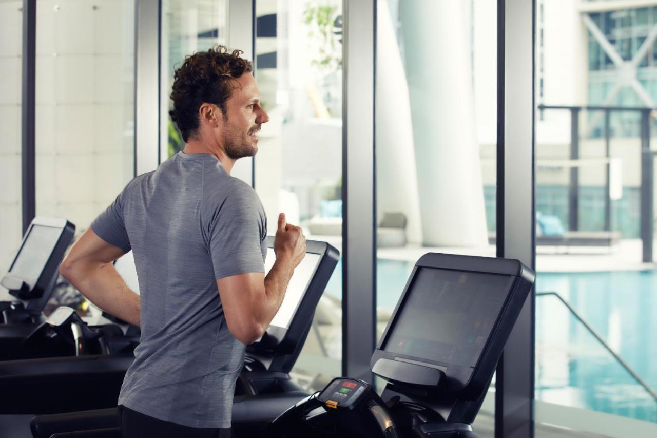 מלון The Westin בריסביין מראה חיצוני תמונה A man on a treadmill