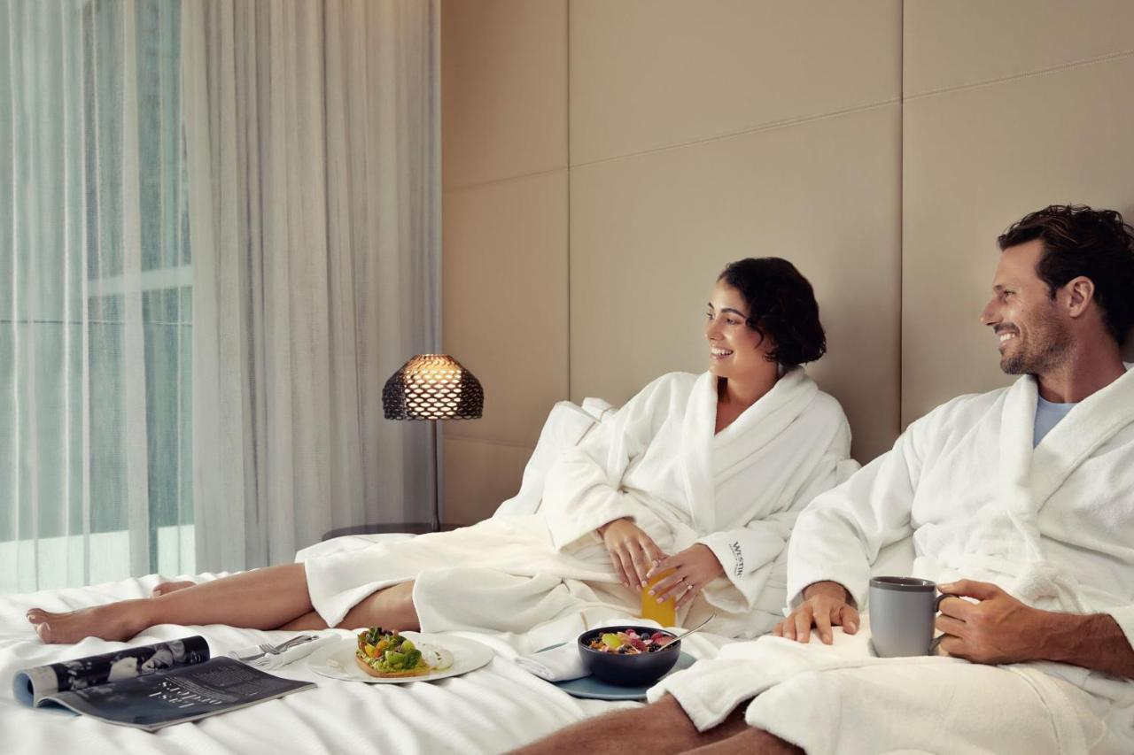 מלון The Westin בריסביין מראה חיצוני תמונה A couple wearing bathrobes