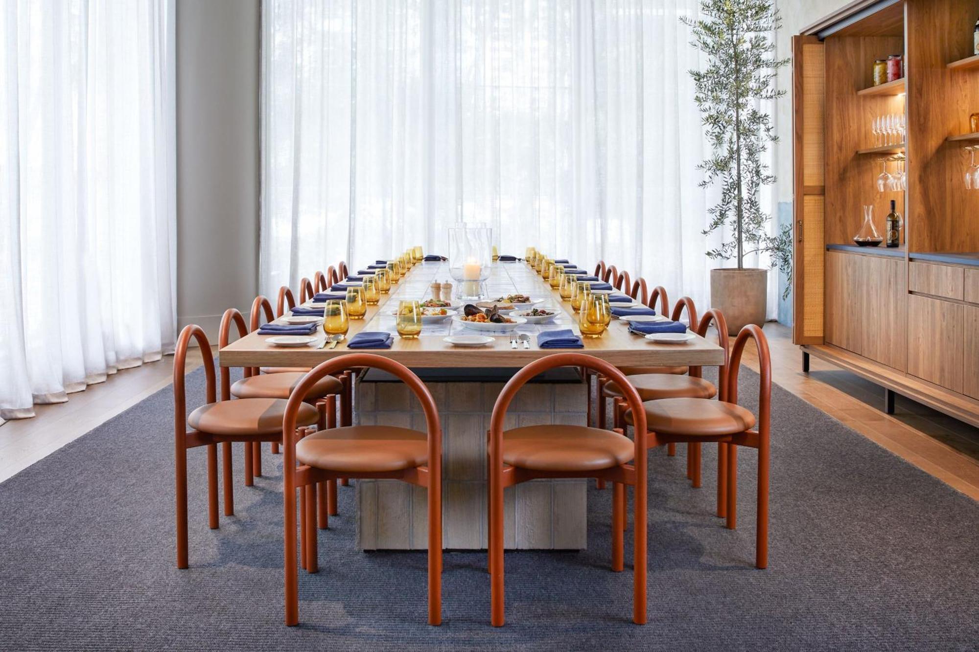מלון The Westin בריסביין מראה חיצוני תמונה The table and chairs in the dining room of the 1986 Olympic Village