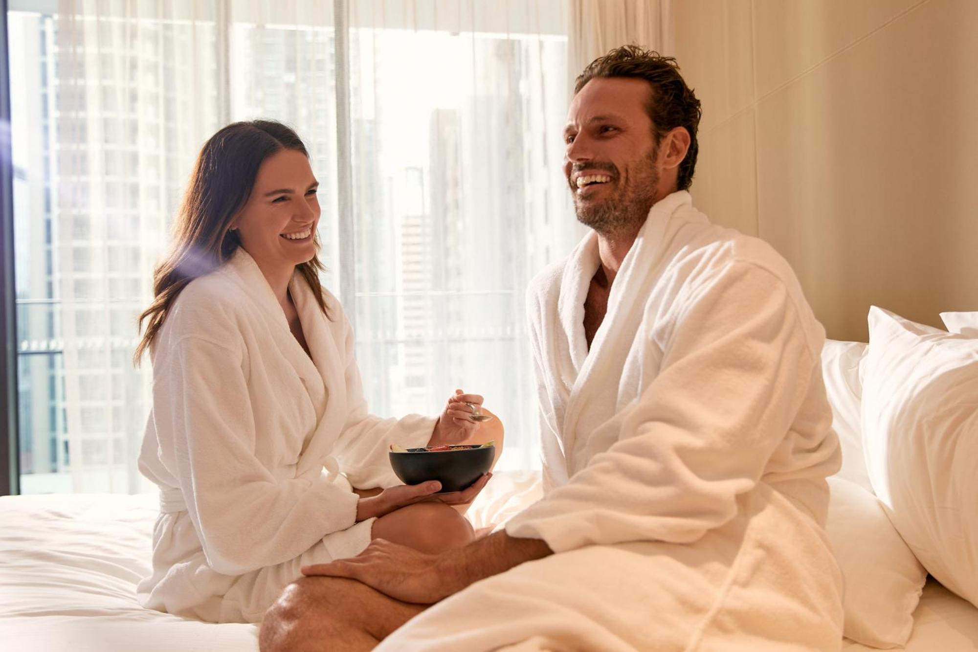 מלון The Westin בריסביין מראה חיצוני תמונה A couple wearing bathrobes